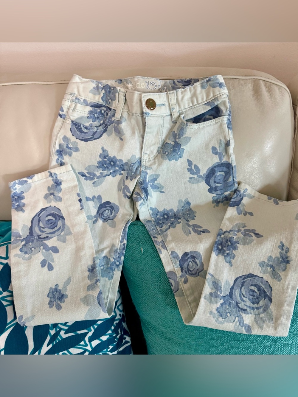 Bundle of 3 pants and 2 shorts Cat & Jack Size 5